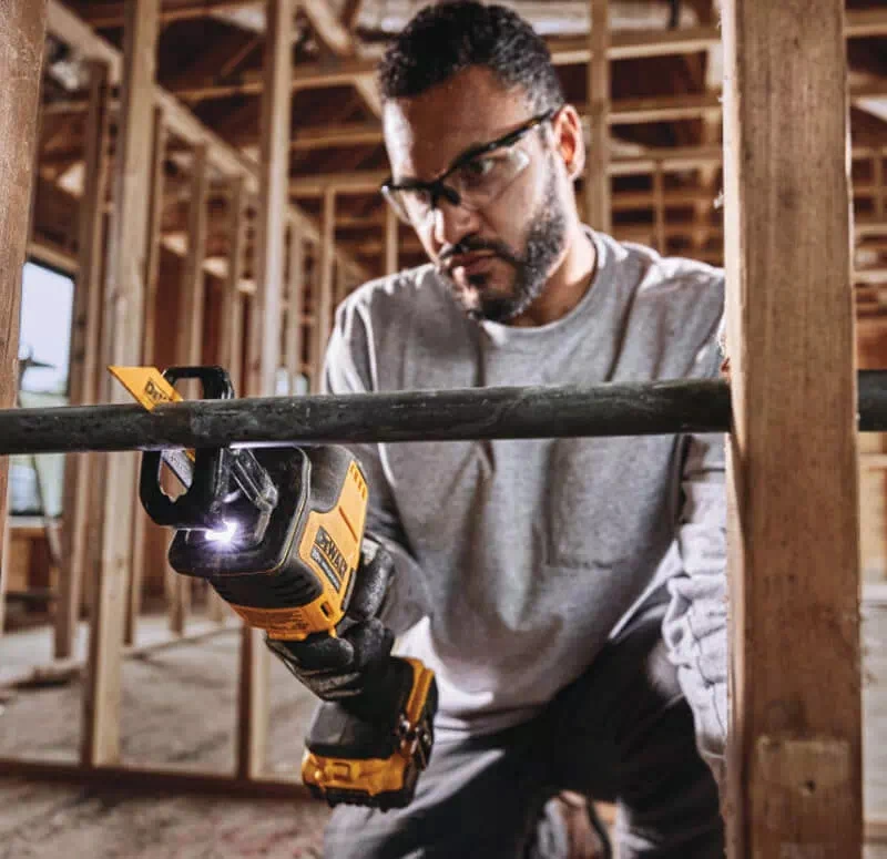 Đối Mặt với Mọi Thách Thức Cắt: Máy Cưa Cầm Tay Dewalt DCS369M1 20V max - Hiệu Suất Mạnh Mẽ và Tiện Lợi