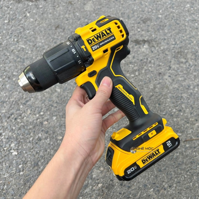 So sánh giữa máy khoan dùng điện và máy khoan dùng pin