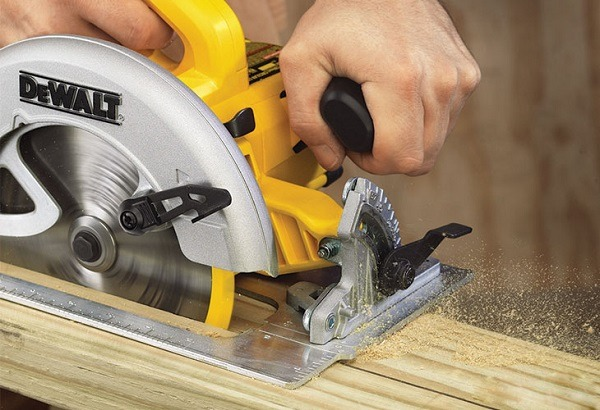 Cách sử dụng máy cắt gạch Dewalt phát huy tối đa công năng