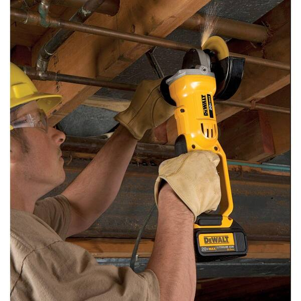 An Toàn và Linh Hoạt: Dewalt DCG412P2 với Bảo Vệ Quá Tải Tự Động